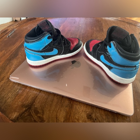 Jordan 1s toddler size 9c - Picture 3 of 5